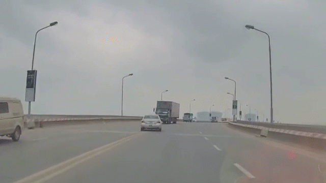 Video: Suýt đầu đầu xe tải, tài xế ôtô con đánh lái