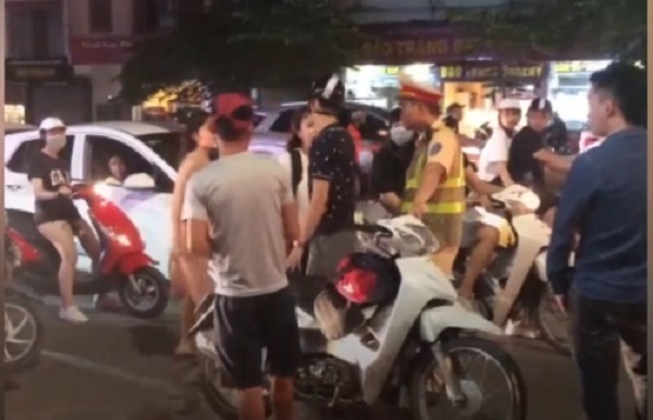 Thanh niên sàm sỡ cô gái giữa phố Hà Nội có thể bị phạt 300 nghìn đồng