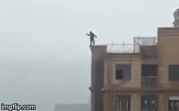 Video: Rùng mình cảnh nam thanh niên rơi từ tầng thượng xuống đất tử vong tại Trung Quốc