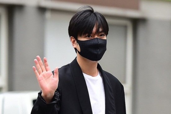 Lee Min Ho cuối cùng cũng xuất ngũ, fan nước ngoài cất công sang Hàn chờ thần tượng