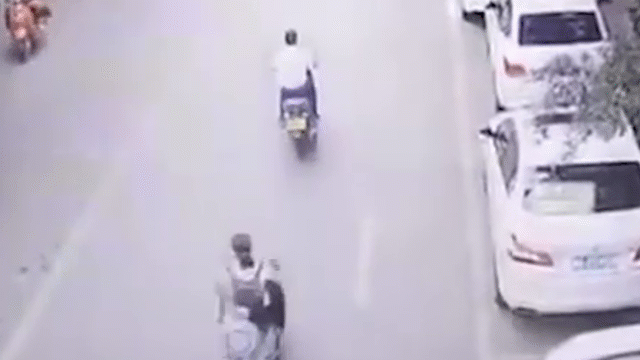 Video: Bị ngỗng rơi trúng người, cô gái đi xe điện ngã đập đầu vào ô tô