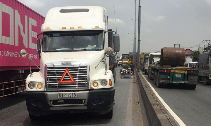 Vụ nam thanh niên nghi lao vào xe container tự tử: Tài xế vừa chạy bộ vừa khóc