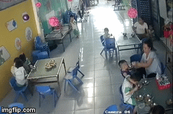 Xác định danh tính bảo mẫu đánh liên tiếp vào đầu trẻ, đút cháo như 