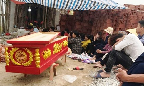 Nghệ An: Người thân mang thi thể con nợ bị đánh tử vong đến nhà chủ nợ yêu cầu làm rõ