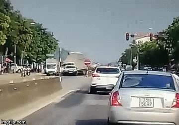Video: Container đâm văng ô tô qua dải phân cách, gây tai nạn liên hoàn