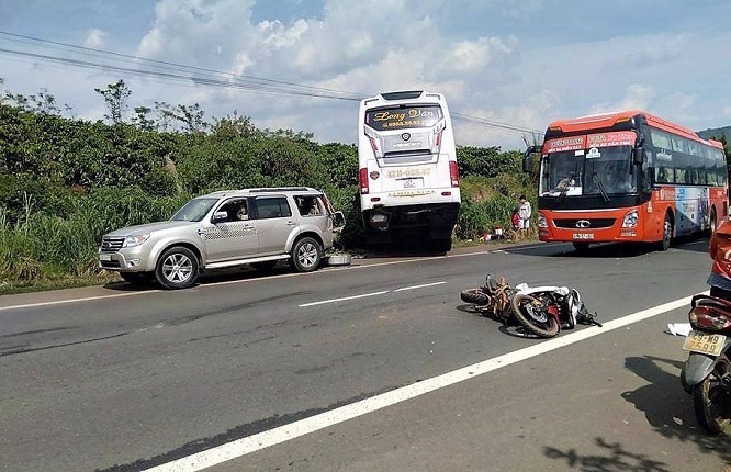 Tin tức pháp luật mới nhất ngày 30/4/2019: Côn đồ chặn ô tô đánh người khiến xe khách lao xuống vực