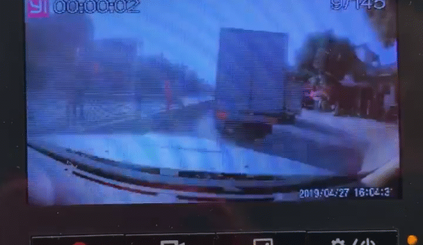 Video: Container đâm xe bán tải, thanh niên rơi ra ngoài thoát chết thần kỳ