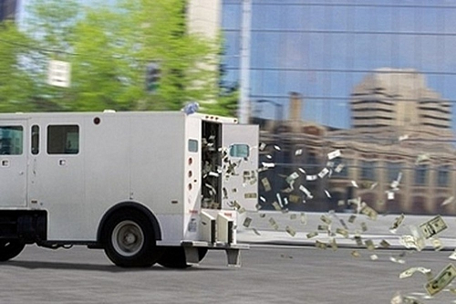 Gần 700 triệu bay từ xe tải ra khắp đường, nhiều tài xế tranh thủ