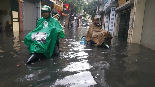 Mưa lớn trong sáng 30/4, nhiều tuyến phố Hà Nội biến thành 