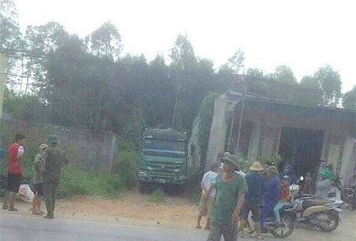 Chủ nhà tá hỏa phát hiện người đàn ông không rõ danh tính chết dưới gầm xe tải
