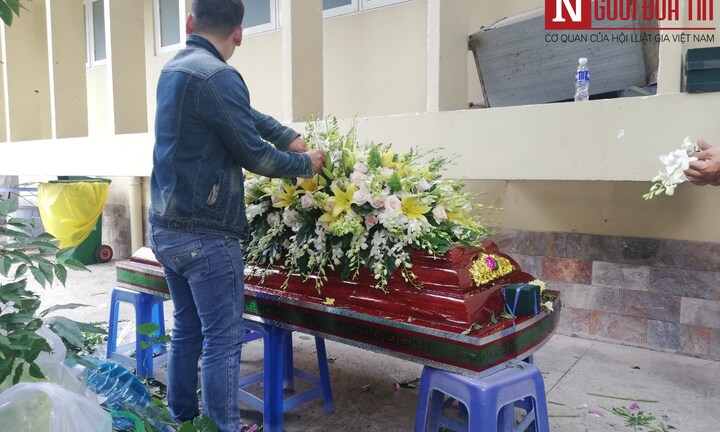 Gia đình cố Nghệ sĩ Lê Bình nức nở, xót xa khi thấy thi hài ông lần cuối