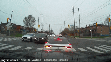 Video: Khoảnh khắc Kia Stinger bị Lexus đi ngược chiều tông nát đầu giữa ngã tư