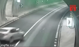 Video: Vừa lái xe vừa sử dụng điện thoại 30 lần trong 34 phút, một nữ tài xế chết thảm 