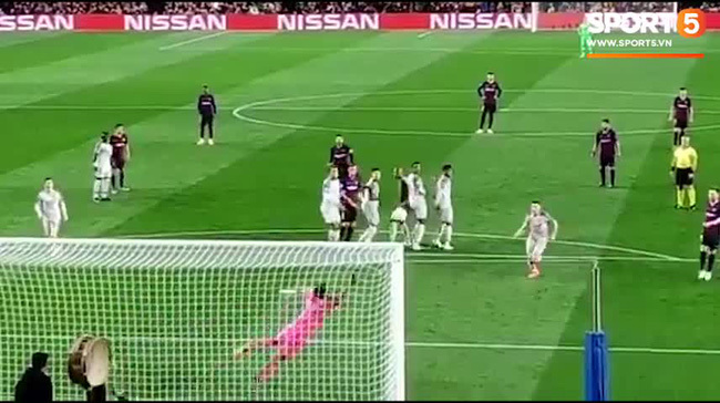 Video: Siêu phẩm sút phạt của Messi trong trận Barcelona - Liverpool nhìn từ khán đài