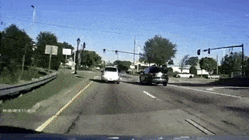 Video: Xe cảnh sát không hú còi, vượt đèn đỏ gây tai nạn kinh hoàng ở Mỹ