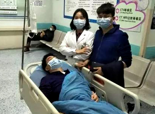 Trả học phí cho nữ sinh bị mất nhà, 11 năm sau người đàn ông được cô gái quay lại cứu mạng