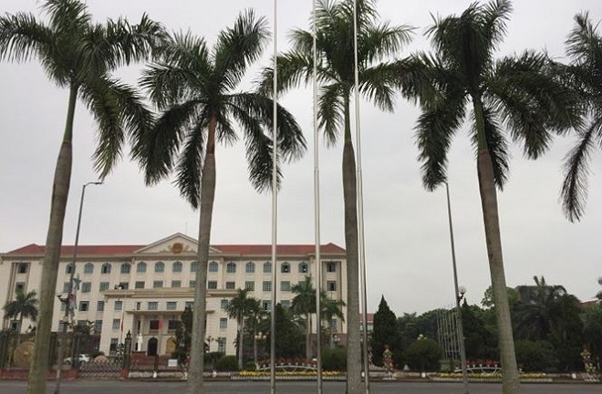 Người đàn ông bị thanh sắt lao thẳng vào mặt trong lúc đi dạo ngoài quảng trường