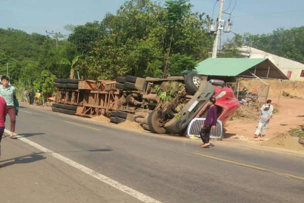 Tin tai nạn giao thông mới nhất ngày 4/5/2019: Lật xe container, 2 anh em bị đè trúng tử vong