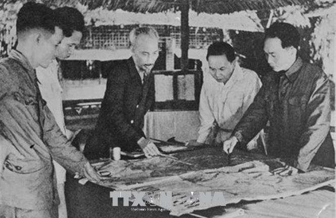 Việt Nam-Hồ Chí Minh-Điện Biên Phủ: Một khối thống nhất, bền chặt