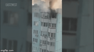 Xót xa cảnh mẹ thả con trai 3 tuổi từ tầng 10 rồi nhảy theo để thoát khỏi đám cháy