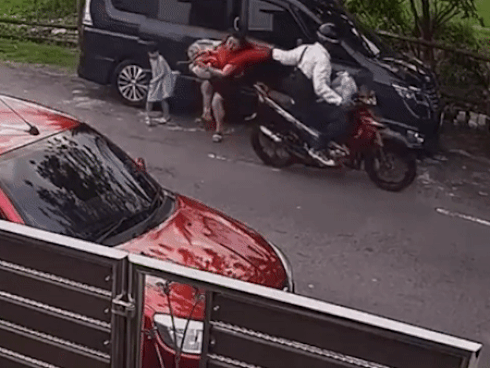Video: Vừa bước xuống ô tô, người phụ nữ bị tên cướp giật balo kéo ngược về sau