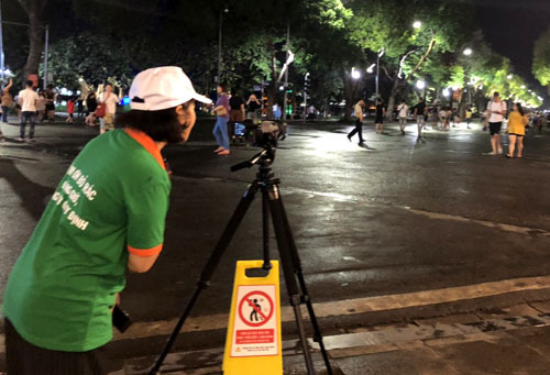 Hà Nội: Ghi hình để xử phạt người xả rác ở phố đi bộ Hồ Gươm