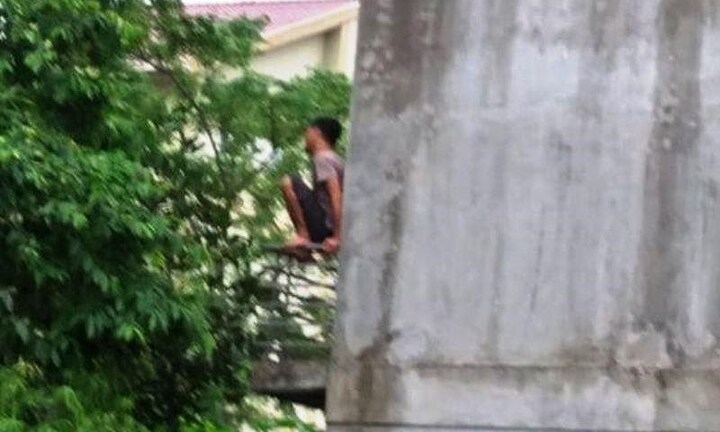 Chủ quán thịt chó cầm con gà leo lên tầng 2 nhà hàng xóm, nhảy múa bất thường