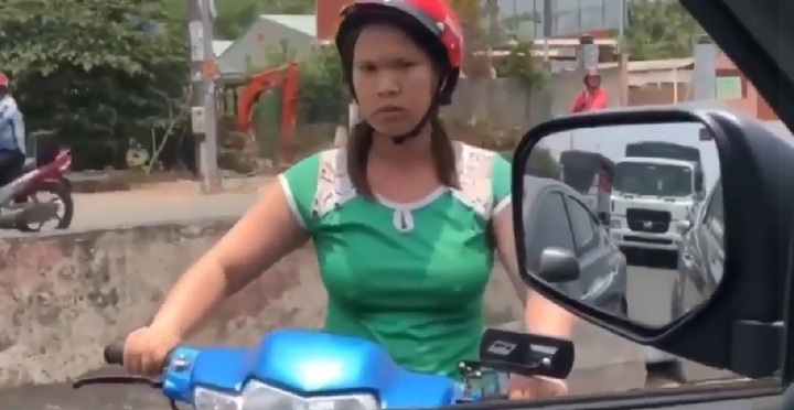 Lan truyền thêm clip bà chủ ở Long An chặn đầu, đập phá ô tô của khách vì chê đắt