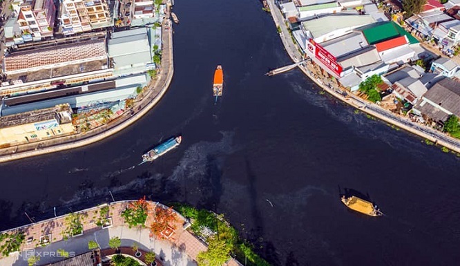 Sông Cái Lớn bất ngờ đen kịt, bốc mùi hôi thối, cả thị xã thiếu nước sạch