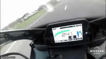 Video: Tay đua trẻ tăng tốc lên tới 264 km/h và cái kết thảm khốc