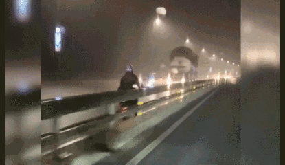 Video: Hãi hùng cảnh xe máy chạy ngược chiều trên cầu Nhật Tân giữa đêm mưa