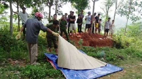 Phát hiện thi thể nam thanh niên bên bìa rừng, cạnh nhiều ống tiêm dính máu