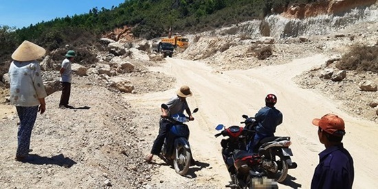Người phụ nữ tử vong khi chặn xe khai thác đất trái phép trong đêm