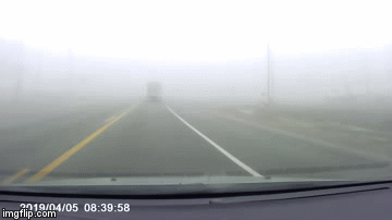 Video: Ô tô đâm thẳng vào container giữa giao lộ dày đặc sương mù