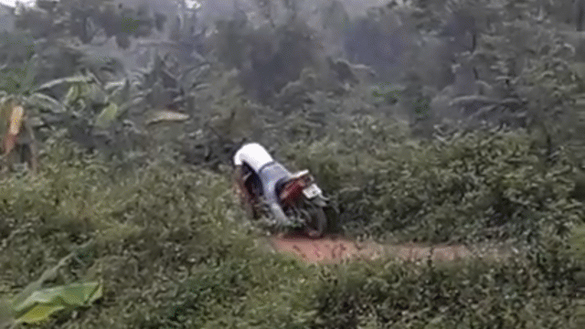 Video: Bí ẩn nam thanh niên chết gục trên xe máy bên đường ở Phú Thọ