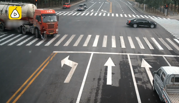 Video: Bị xe bồn