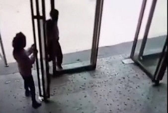 Hai đứa trẻ đang chơi đùa, vài phút sau một bé qua đời khi biết nguyên nhân ai cũng bàng hoàng