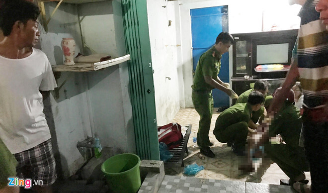 Nhìn qua khe hở, hốt hoảng phát hiện nam thanh niên thương tích đầy mình giơ tay cầu cứu