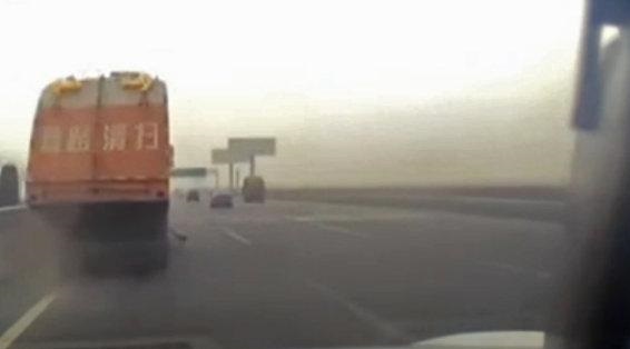 Video: Tài xế mải xem điện thoại khiến xe khách đâm thẳng vào xe tải