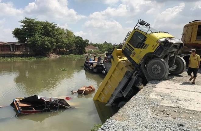 Tai nạn hy hữu: Xe ben nhấn chìm thuyền tạp hóa trên sông