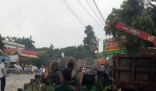 Hà Nội: Xe quân đội lật ngửa khiến gần 30 chiến sĩ bị thương, súng ống văng khắp nơi