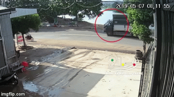 Video: Bị ô tô tải va trúng, người đàn ông đi xe máy ngã xuống đường tử vong tại chỗ