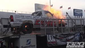 Video: Cận cảnh xe bán tải bốc cháy như bó đuốc trên bàn thử