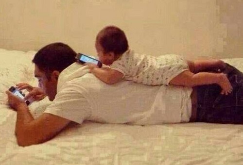 Video: Cách ông bố đơn thân chăm 3 con nhỏ khiến dân mạng phì cười