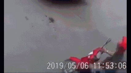 Video: Người phụ nữ đi xe máy bị cuốn vào gầm container sau pha tạt đầu nhớ đời