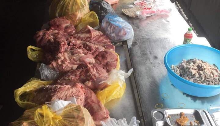 Rùng mình phát hiện gần 300 kg thịt lợn bẩn chuẩn bị chế biến cho học sinh ở Sa Pa