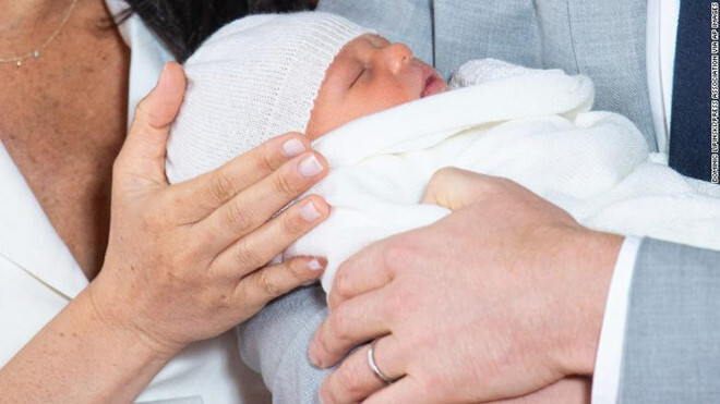 Con trai của Hoàng tử Harry và công nương Meghan lần đầu ra mắt công chúng