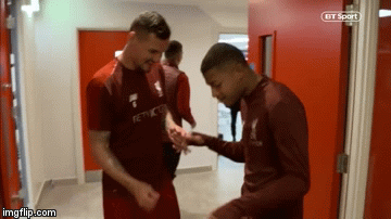 Clip: Cầu thủ Liverpool khiến phòng thay đồ 