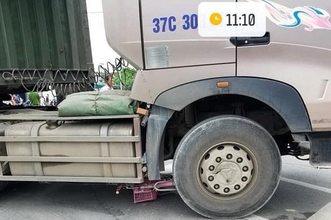 Tin tai nạn giao thông mới nhất ngày 9/5/2019: Học sinh lớp 6 tử vong dưới bánh xe đầu kéo