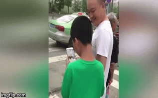 Video: Mải nhìn vào điện thoại, cậu bé vô tư nắm tay người lạ qua đường